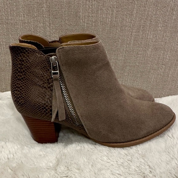 Vionic Shoes - Vionic Taupe Annie Suede Snake Print Ankle Boots Women’s Size 8.5